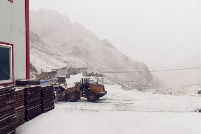 人間四月芳菲盡，山中春雪還復(fù)來