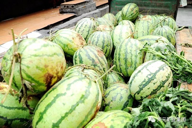 買下一整車西瓜，讓瓜農(nóng)早點(diǎn)回家